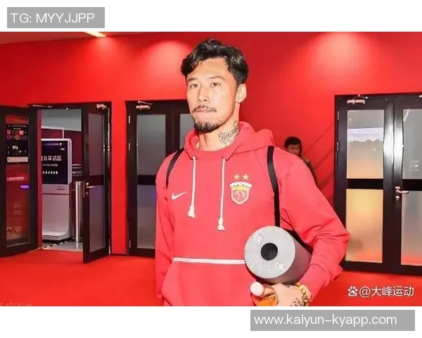 张琳芃与林加德场上冲突激烈主裁判果断出示黄牌警告两人