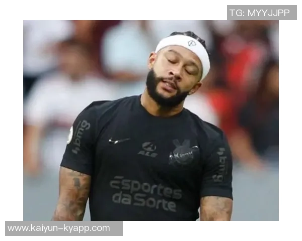 德佩替补席开怀大笑心态超好即便科林蒂安0-1落后依然乐观面对比赛