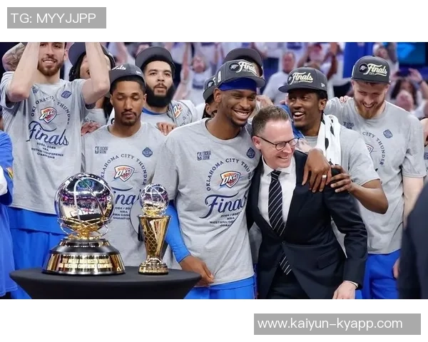 一年前的今天NBA总决赛雄鹿战胜雷霆夺冠老里与全队欢庆胜利时刻